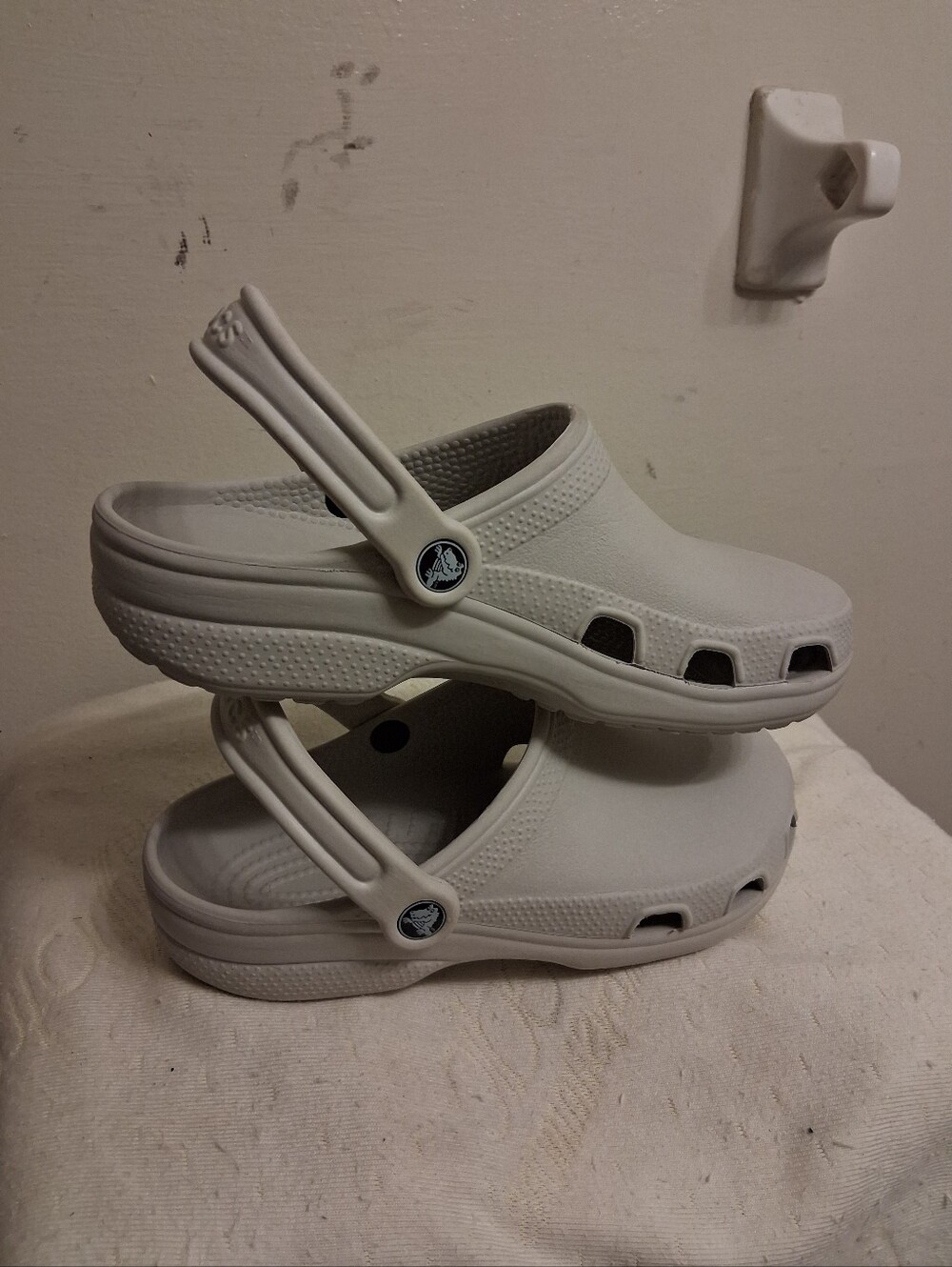 CROCS Women's Classic Slip-On Clogs in Light Gray, Men size 6, Women size 8